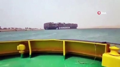  - Süveyş Kanalı'nda dev konteyner gemisi karaya oturdu
