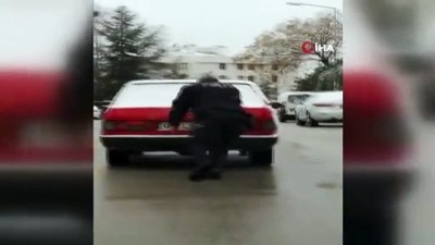  Yardımsever polis, aracı yolda kalan vatandaşın imdadına koştu