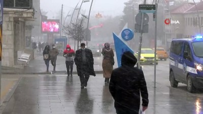  Erzurum’da şiddetli kar yağışı etkili oluyor