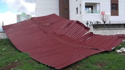  Şiddetli rüzgar 1 tonluk çatıyı böyle uçurdu