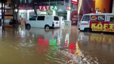  Silvan’da aşırı yağış nedeniyle birçok iş yerini su bastı