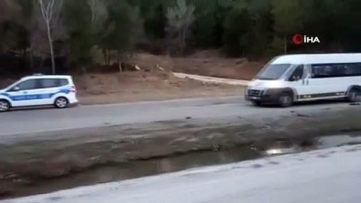  Yoldan çıkan otomobil kayalıklara çarptı: 1 ölü, 1 yaralı