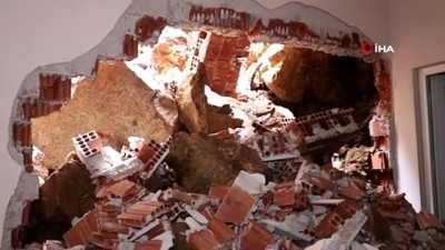  Dağdan kopan kaya parçaları evin duvarlarını yıktı