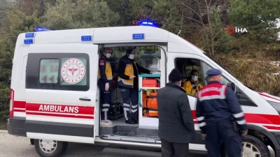 direksiyon -  Kaygan yolda minibüs devrildi: 2 yaralı Videosu