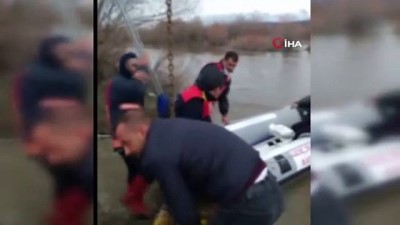 mahsur kaldi -  Sular yükselince oluşan adacıkta mahsur kalan şahıs kurtarıldı Videosu