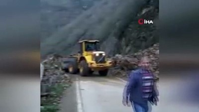 is makinesi -  Tirebolu-Doğankent karayolunda heyelan Videosu