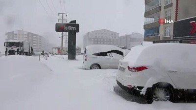 karla mucadele -  275 köy yolu kar nedeniyle ulaşıma kapandı, otomobiller kar altında kaldı Videosu