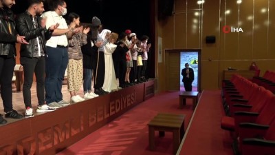 tiyatro oyunu -  Dünya Tiyatro Günü´nde, down sendromlu 'Başkan'a özel oyun Videosu