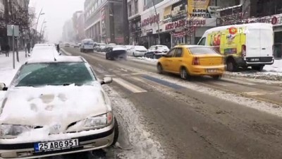  Erzurum’a kış geri döndü, kent beyaza büründü