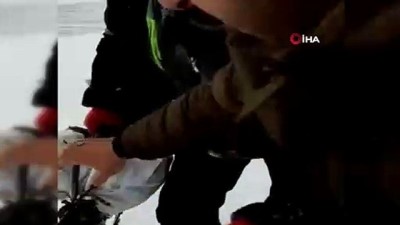 donma tehlikesi -  Donmak üzere olan bisikletçi son anda kurtarıldı... Yol kenarında bıraktığı bisiklet hayatını kurtardı Videosu