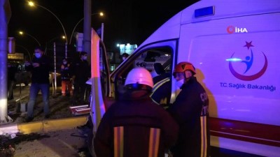 saglik gorevlisi -  Hasta taşıyan ambulans ve otomobilin karıştığı kaza kamerada Videosu