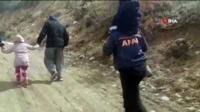 kayali -  - Mahsur kalan çocukları sırtlarında taşıyarak kurtardılar Videosu