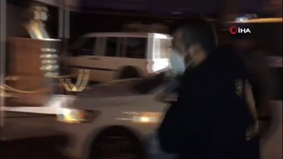 bankamatik -  İstanbul’da banka ATM’lerine kurduğu düzenekle hesapları boşaltan zanlı suçüstü yakalandı Videosu
