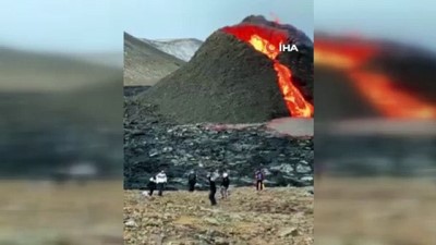  - İzlanda'da patlayan volkanın önünde voleybol maçı