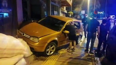 dikkatsizlik -  Kontrolden çıkan otomobil sokağı savaş alanına çevirdi Videosu