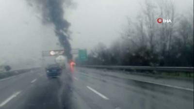 karya -  - Seyir halindeki otomobil TEM Otoyolunda alev topuna döndü Videosu