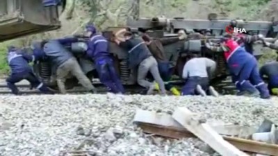 tren kazasi -  - Susurluk'ta meydana gelen tren kazasında devrilen lokomotifler kaldırıldı Videosu