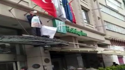 temizlik gorevlisi -  İstanbul’un göbeğinde ilginç olay: Otel girişine tırmanıp megafonla halka seslendi Videosu