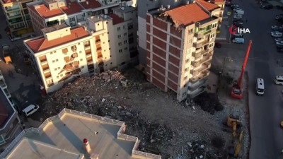 hasarli bina -  Ağır hasarlı bina yıkım esnasında çöktü, hasar gören yandaki bina mühürlendi Videosu