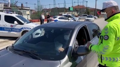 trafik polisi -  Ceza yememek için filmleri söktüler Videosu