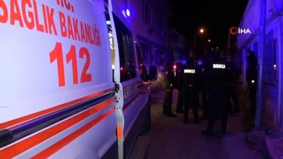 saglik ekibi -  Kısıtlamada ‘dur’ ihtarına uymayan kadın sürücü bekçiye çarptı Videosu