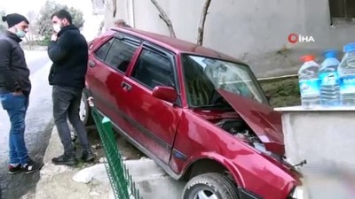  Sinop'ta park halindeki otomobil evin balkonuna girdi