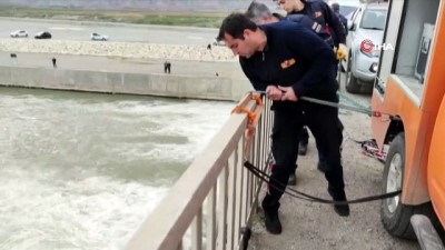 baraj kapaklari -  Çayda mahsur kalan Suriye uyruklu 2 kişi halat yardımıyla kurtarıldı Videosu