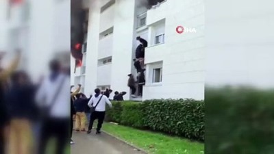  - Fransa’da yangında mahsur kalan aile insan zinciriyle kurtarıldı
- İnsan zinciriyle 3. kattaki aileyi kurtaran gençlere onur nişanesi verilmesi için imza kampanyası başlatıldı