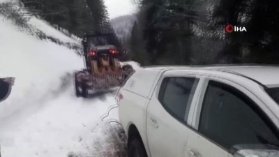 yardim cagrisi -  Karda mahsur kalan otomobil böyle kurtarıldı Videosu