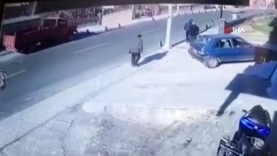  Motosiklet sürücüsünün ölümden döndüğü feci kaza kamerada