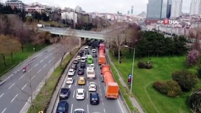 belediye otobusu -  Şişli’de yola düşen elektrik kablosuna kepçeli, otobüse fırçalı çözüm kamerada Videosu