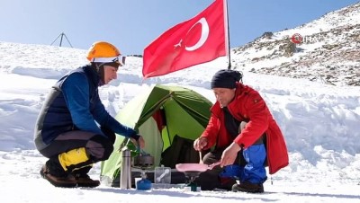 2 bin 552 rakımlı Yıldız Dağı’na tırmanan dağcılar, zirvede Türk bayrağını dalgalandırdı
