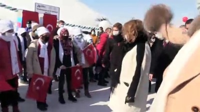 milli kayakci - AĞRI - '1. Kar ve Buz Festivali'nde kardan heykeller ile milli kayakçıların gösterisi ilgi gördü Videosu