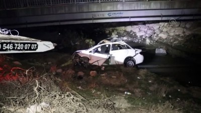 ISPARTA - Otomobil dereye devrildi: 3 yaralı
