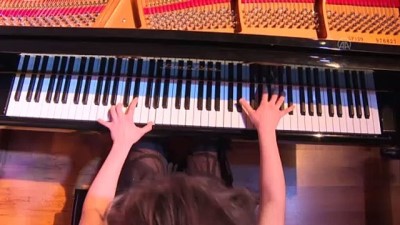 İZMİR - Karlsruhe Müzik Üniversitesini tam puanla kazanan 15 yaşındaki İzmirli piyanist Nehir başarısının sırrını anlattı