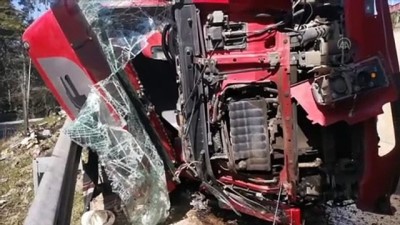 KOCAELİ - Yan yola devrilen hurda yüklü tırın sürücüsü yaralandı