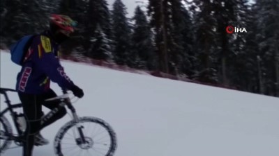  Macera tutkunu genç bisikletiyle kayak pistinde hız denemesi yaptı