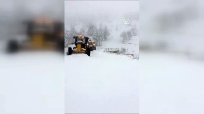 MERSİN - Yüksek kesimlerinde kar nedeniyle ulaşıma kapanan 7 mahallenin yolu açıldı