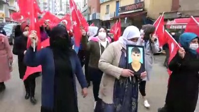 sehit yakinlari -  Şırnak'ta acılı anneler 'Kahrolsun PKK' sloganları ile evlatlarını HDP'den istedi Videosu