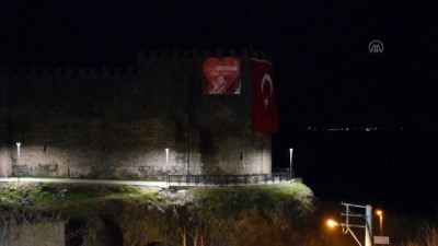 Diyarbakır Kalesi'ne Kürtçe 'Biz Erdoğan'ı seviyoruz' pankartı asıldı