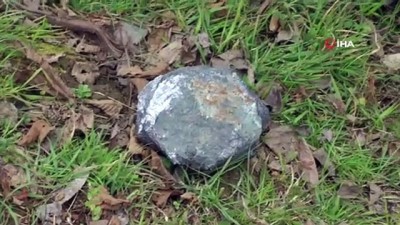 kazma kurek -  Sohbet ettikleri bahçeye gürültü ile düşen 9.5 kiloluk taşın meteor olduğunu iddia ediyor Videosu