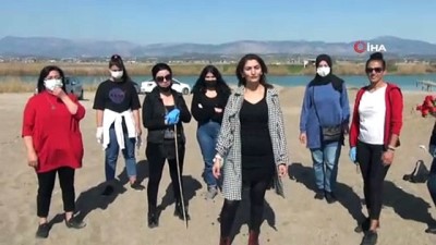 cevre temizligi -  - Antalya'da 8 Mart Kadınlar Günü’nde kadınlardan sahil temizliği Videosu