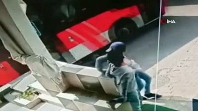  Ayağının üzerinden otobüs geçen çocuk ölümden kıl payı kurtuldu