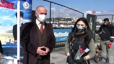 kadin polis -  Çanakkale narkotik polisi kadınlara karanfil dağıttı Videosu