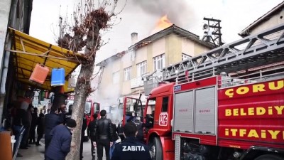 ÇORUM - Tarihi Ayakkabıcılar Arastası'ndaki bir iş yerinin çatısında çıkan yangın hasara yol açtı