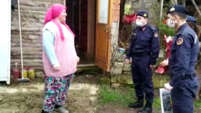 kadina karsi siddet -  Jandarma, kadın muhtarlara çiçek dağıttı Videosu