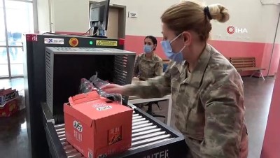 askeri personel -  Kahraman güvenlik korucusu kadınlar görev başında Videosu