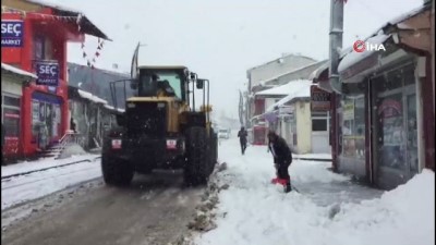kazma kurek -  Karlıova'da kar etkili oldu, en çok çocuklar sevindi Videosu