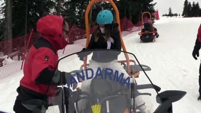 kayak tutkunlari - KASTAMONU - Ilgaz Dağı'nda mahsur kalan ve sakatlananlara jandarma kar motorlarıyla ulaşıyor Videosu
