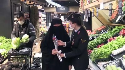 kadin astsubay - MUŞ - Güvenlik güçleri, kadınlara karanfil dağıttı Videosu